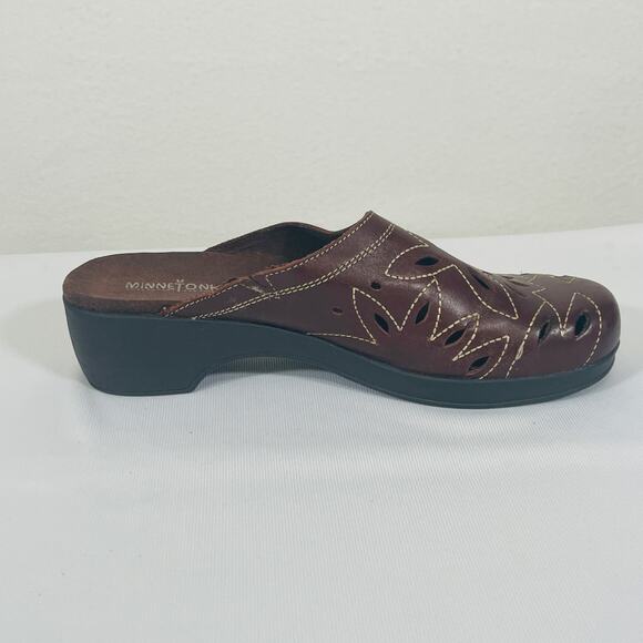 Minnetonka Slip On Shoes Mules Womens 9.5 Brown Leather Cut Outs Embroidered - Picture 9 of 10